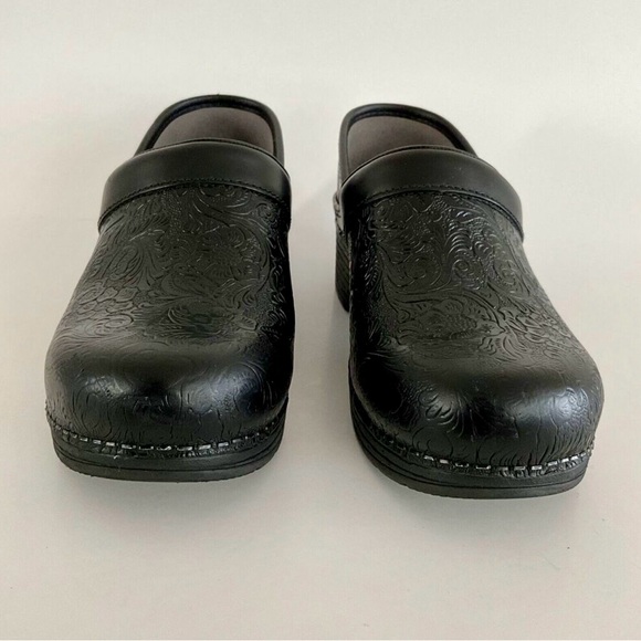 Dansko Clogs Women 8.5 Black Tooled Leather Comfort Nursing Professional - Picture 4 of 8